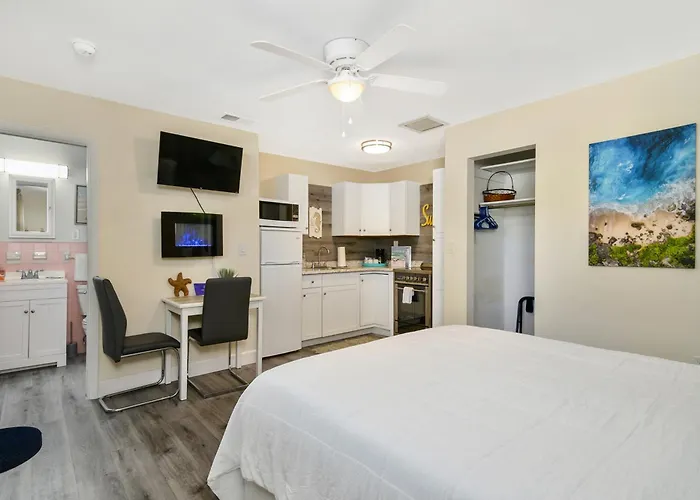 Latitude 26 Waterfront Boutique Resort - Fort Myers Beach